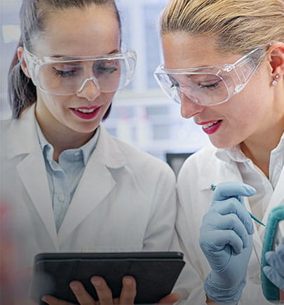 2 female technicians in a lab