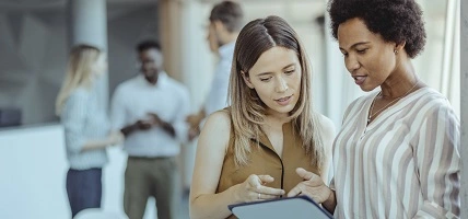 two female colleagues discussing